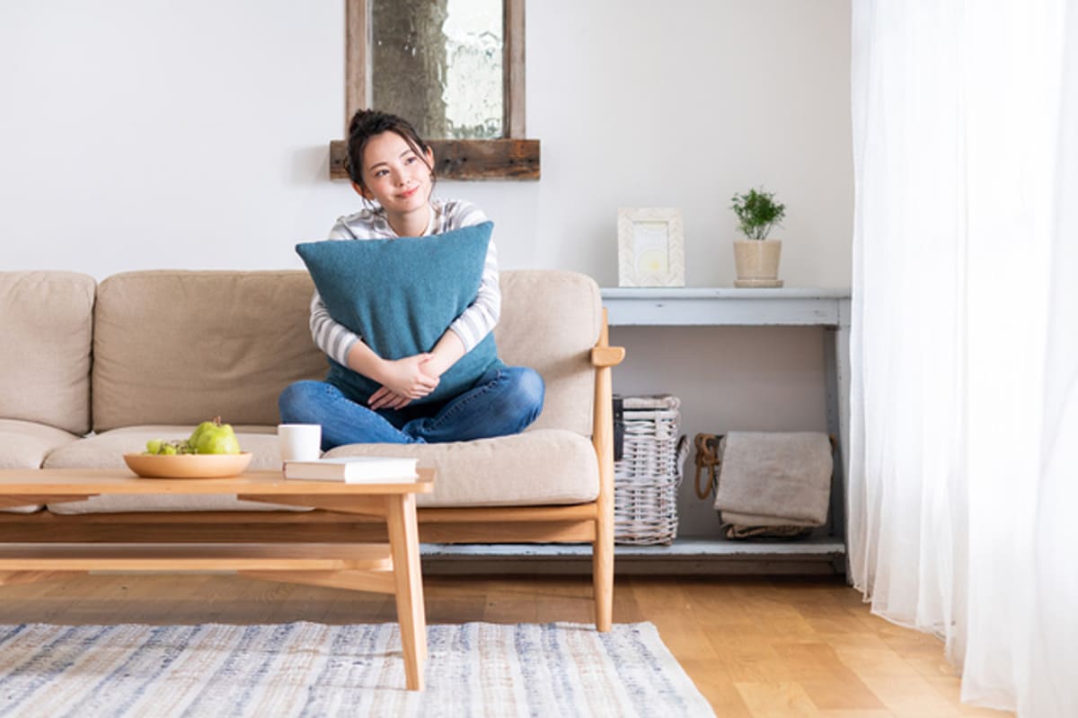 マンスリーマンションで快適に暮らす女性